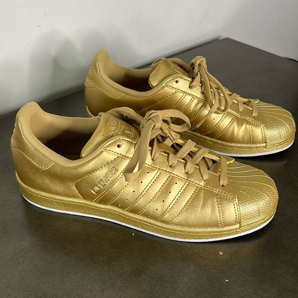 Adidas Superstar Gold  Shell Toe sneaker woman’s size 8.5